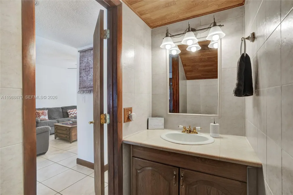 16465 NE 26th Ave #18 North Miami Beach, FL 33160
