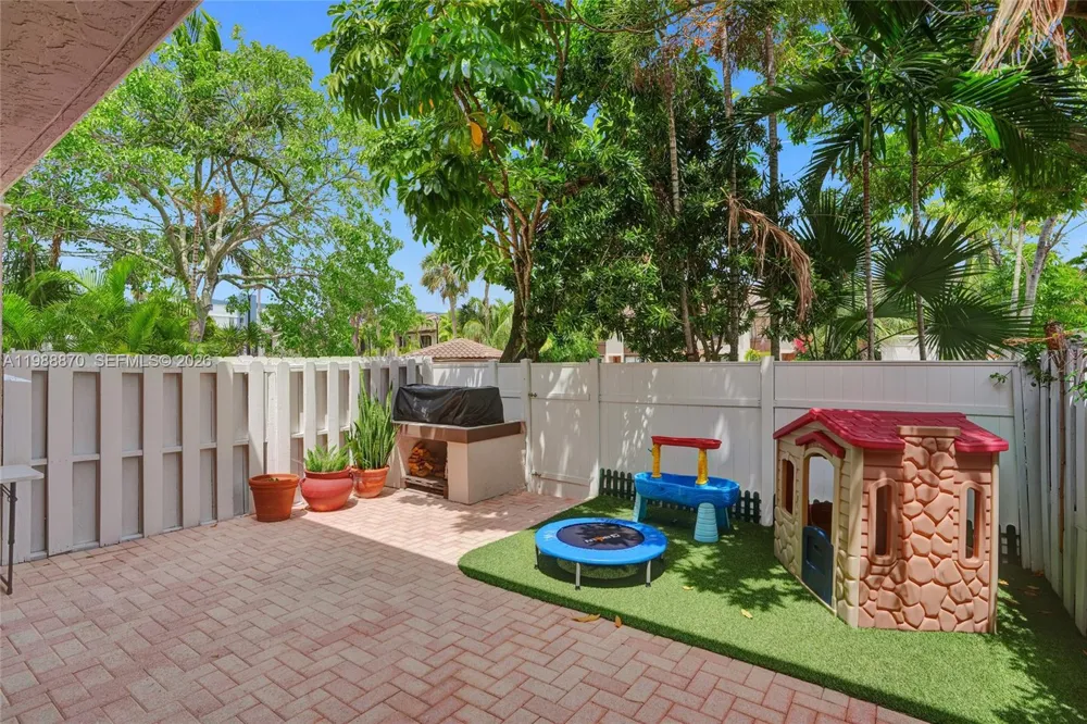 16465 NE 26th Ave #18 North Miami Beach, FL 33160