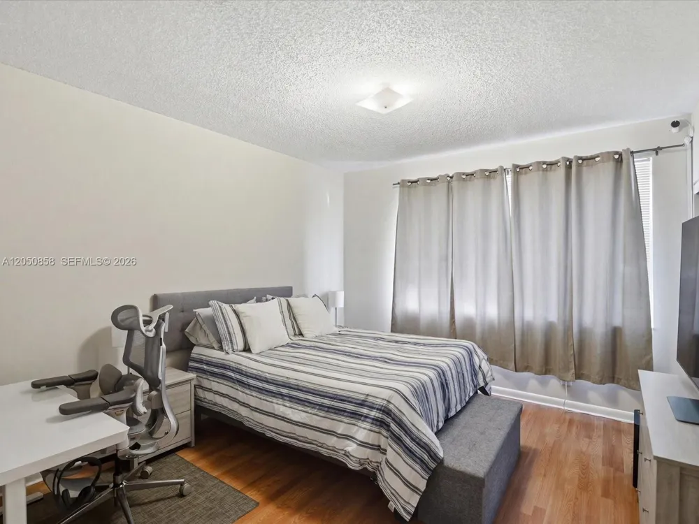 21 Simonton Cir Weston, FL 33326