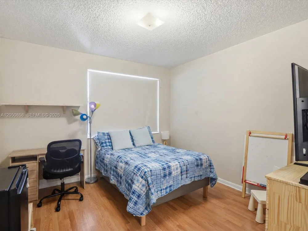 21 Simonton Cir Weston, FL 33326
