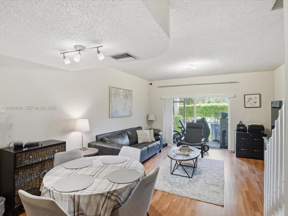 21 Simonton Cir Weston, FL 33326