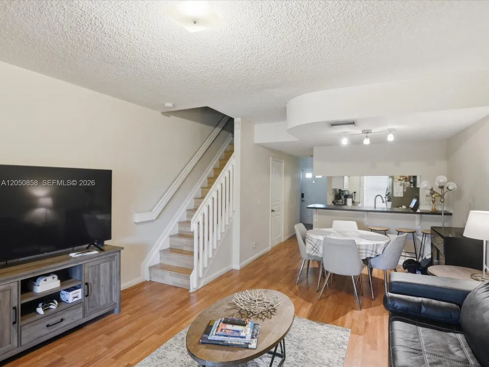 21 Simonton Cir Weston, FL 33326