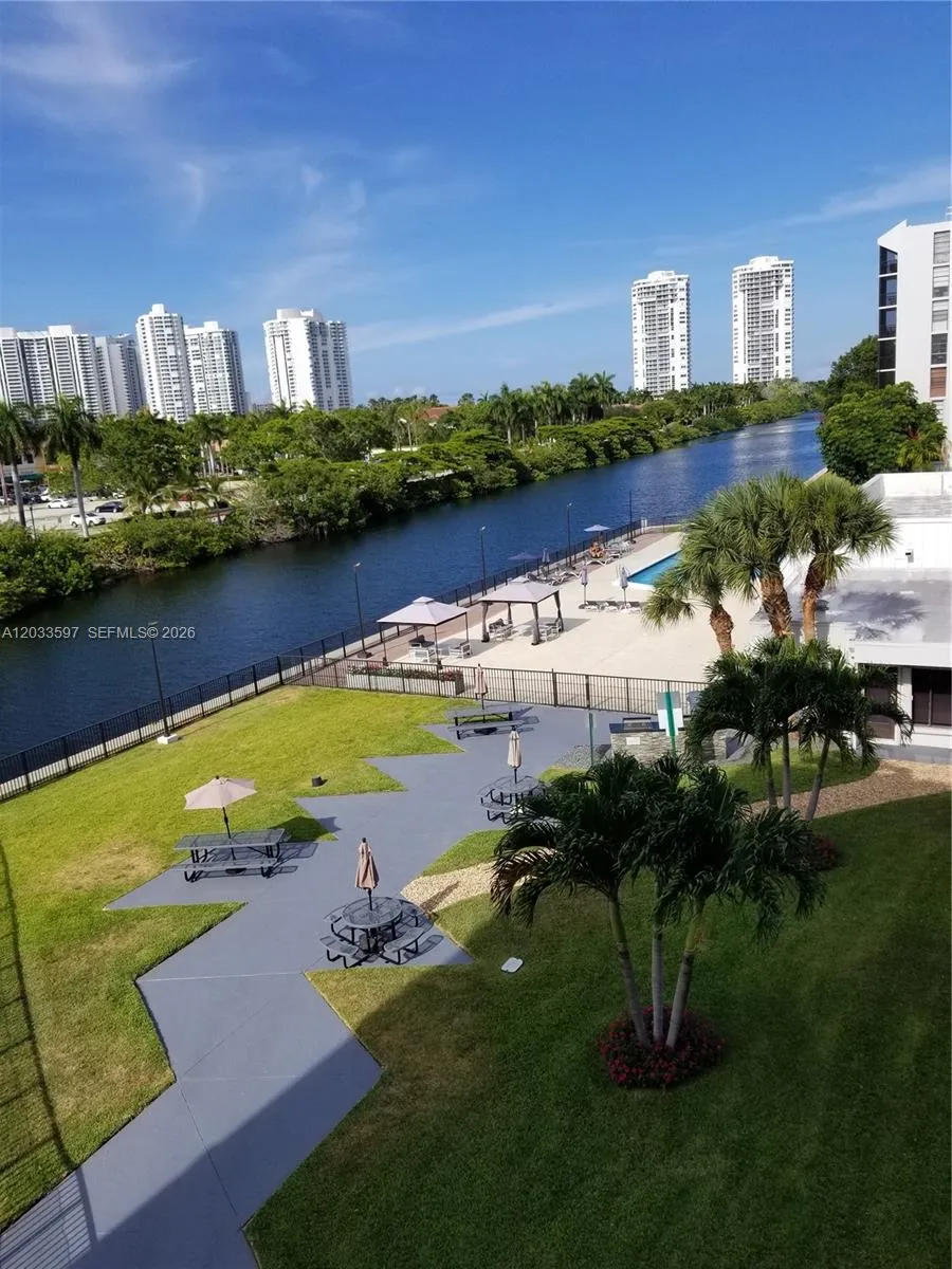 3401 Country Club Dr #211 Aventura, FL 33180