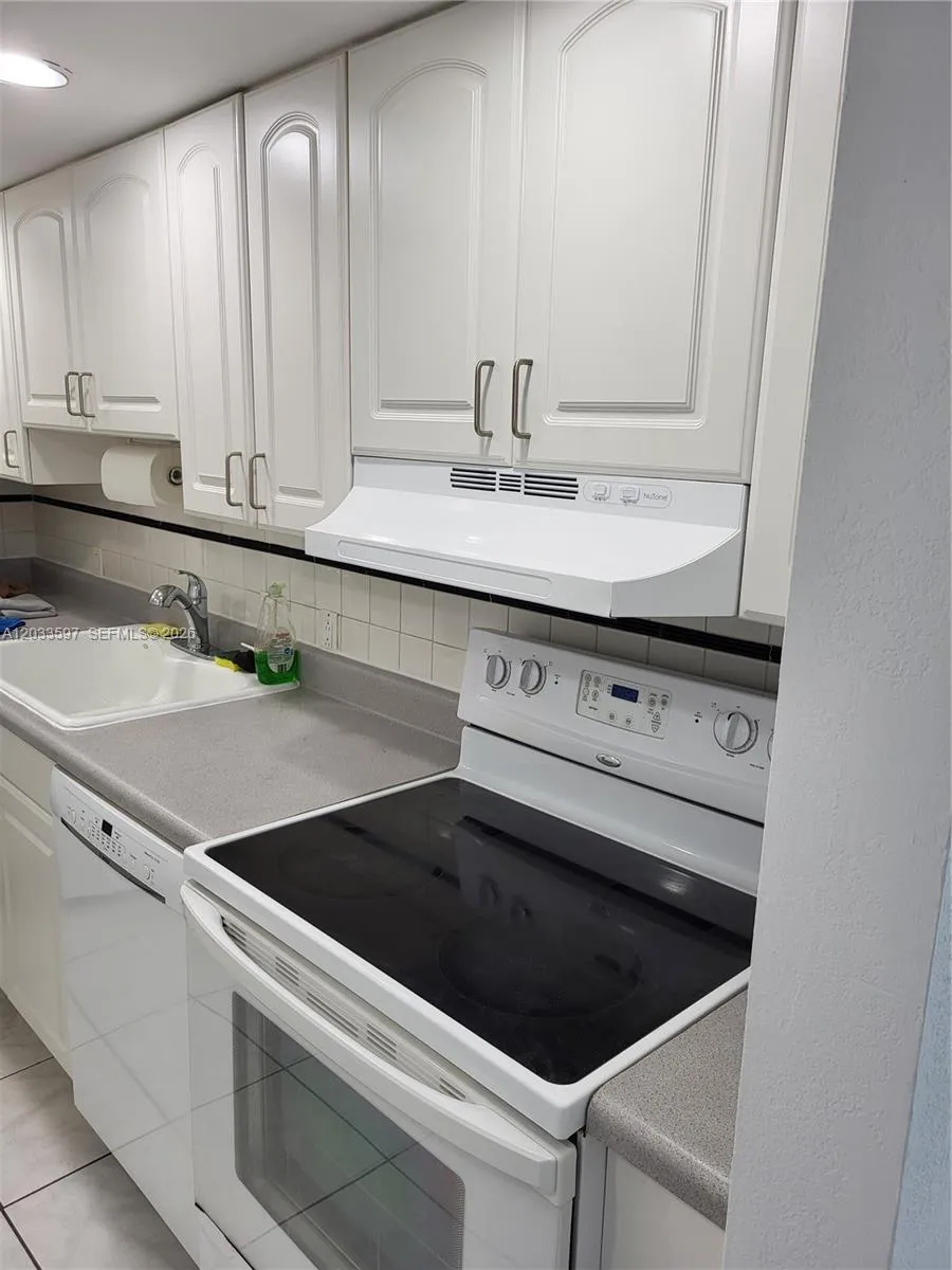 3401 Country Club Dr #211 Aventura, FL 33180