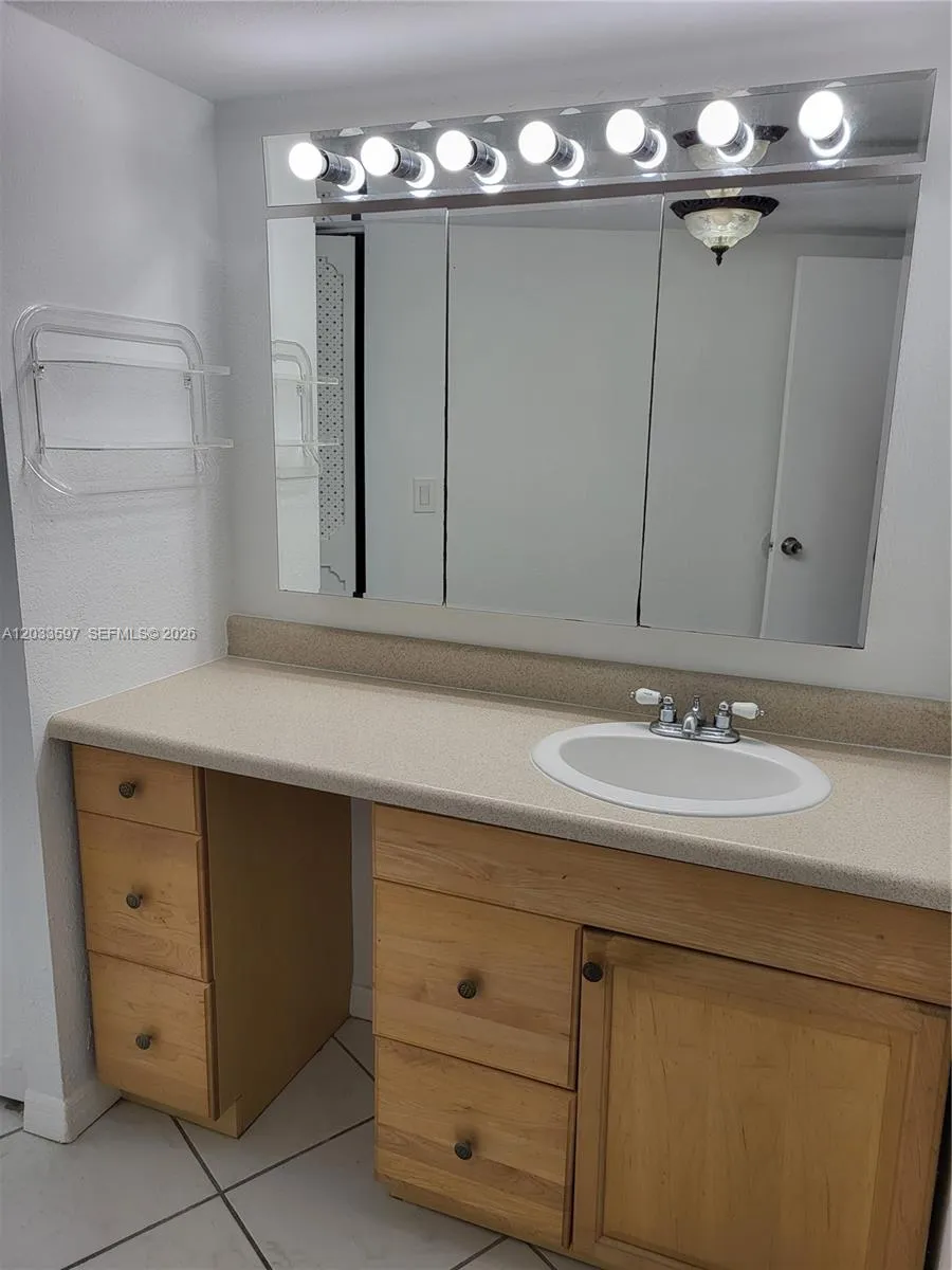 3401 Country Club Dr #211 Aventura, FL 33180