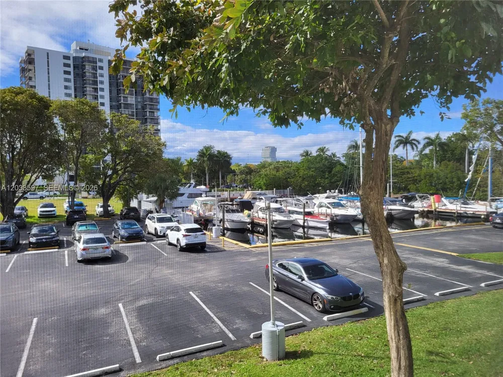 3401 Country Club Dr #211 Aventura, FL 33180
