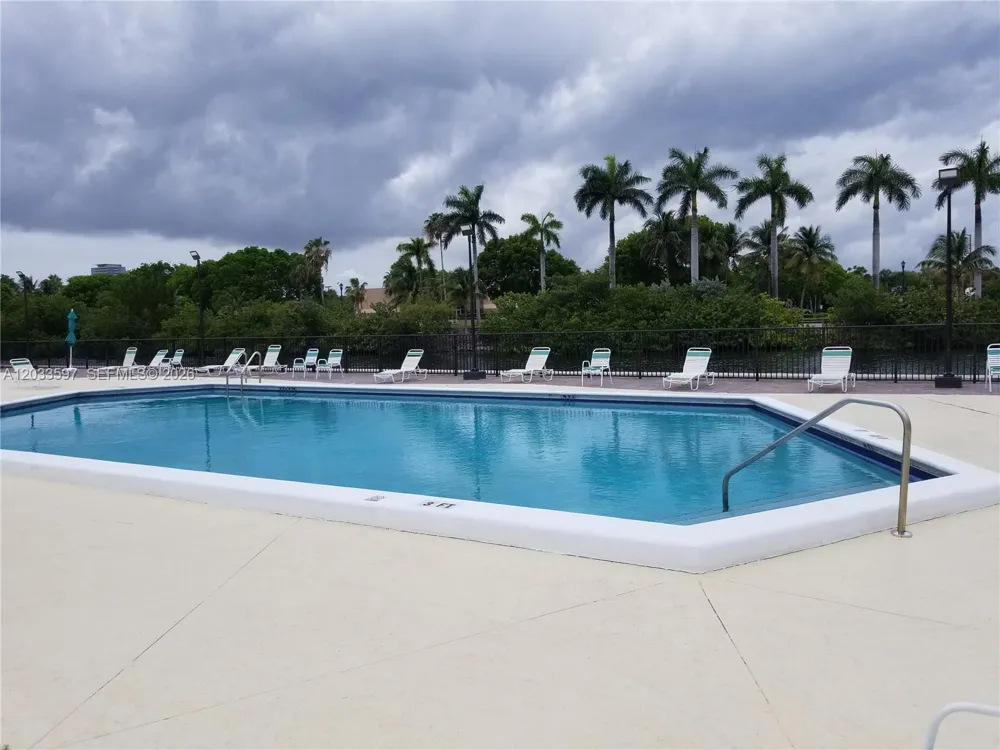 3401 Country Club Dr #211 Aventura, FL 33180