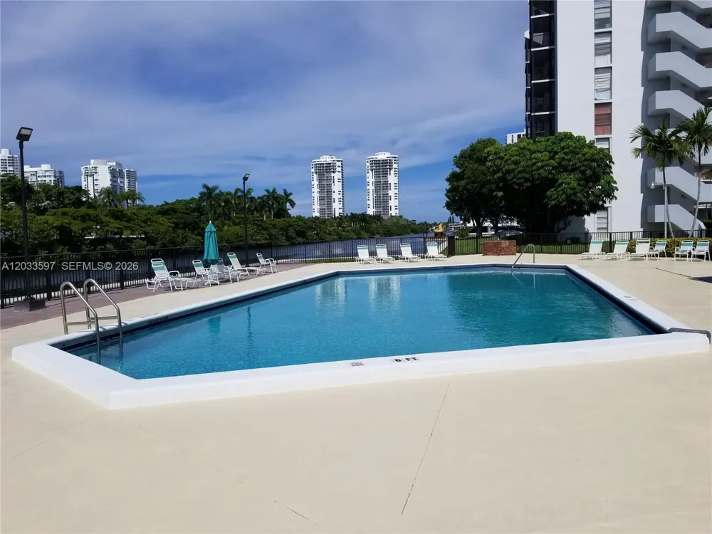 3401 Country Club Dr #211 Aventura, FL 33180