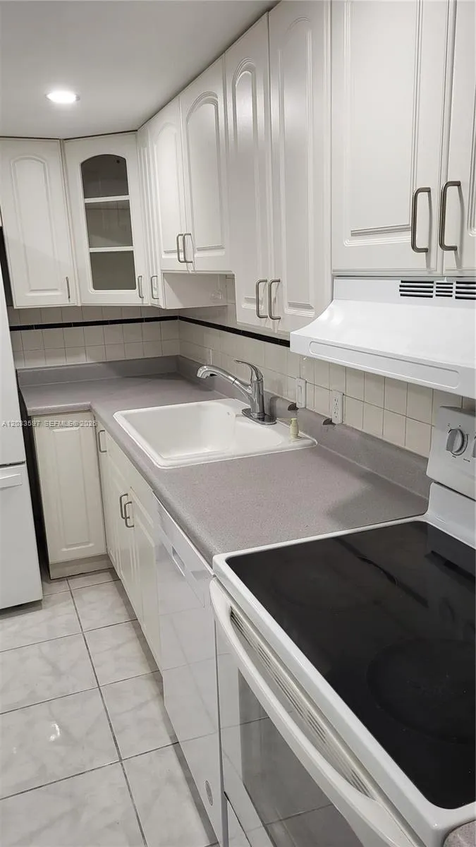 3401 Country Club Dr #211 Aventura, FL 33180