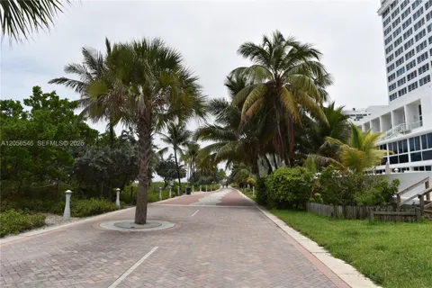 5555 Collins Ave #8K