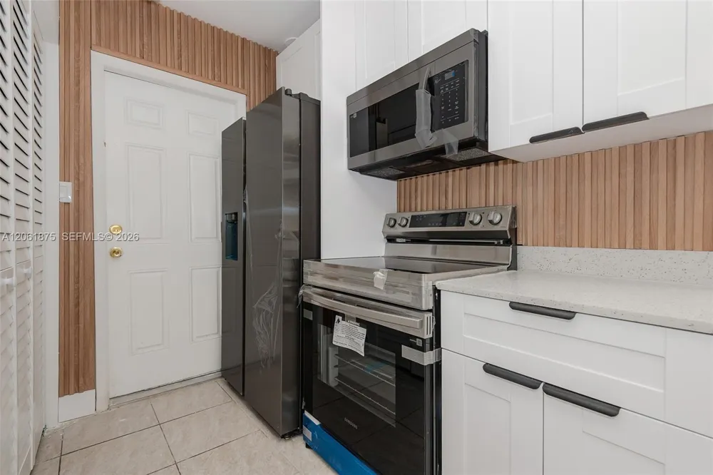 998 W 68th St Hialeah, FL 33014