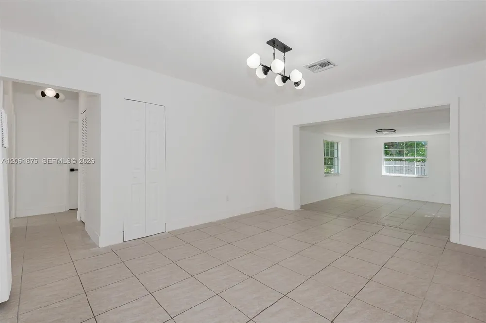 998 W 68th St Hialeah, FL 33014