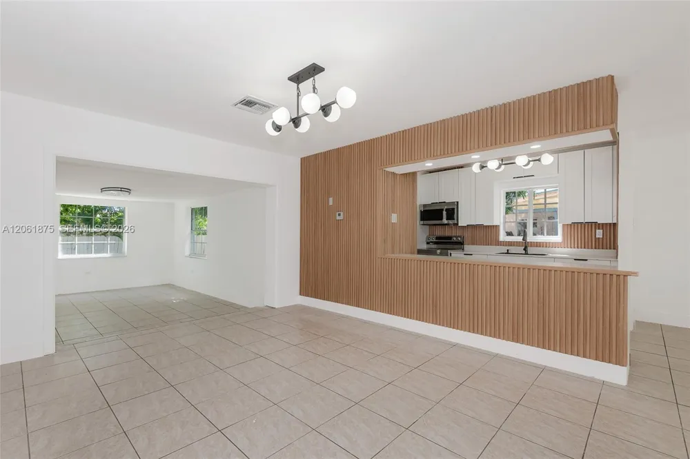 998 W 68th St Hialeah, FL 33014