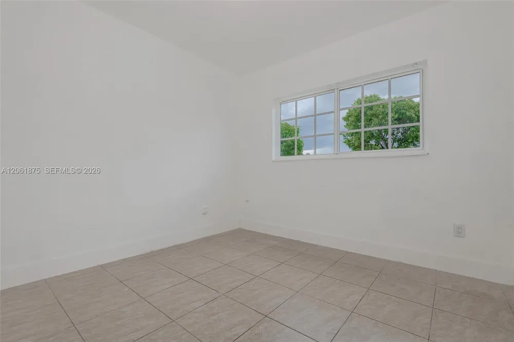 998 W 68th St Hialeah, FL 33014