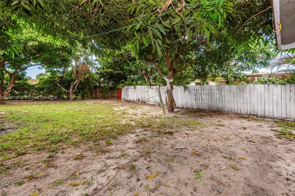 998 W 68th St Hialeah, FL 33014