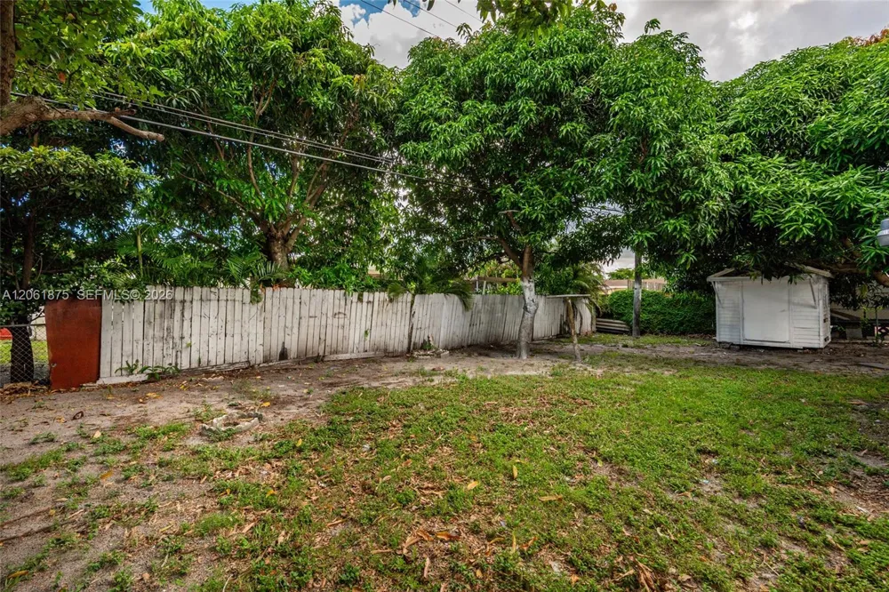 998 W 68th St Hialeah, FL 33014