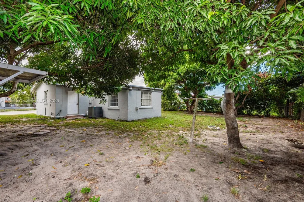 998 W 68th St Hialeah, FL 33014