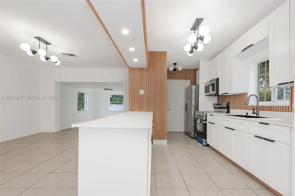 998 W 68th St Hialeah, FL 33014