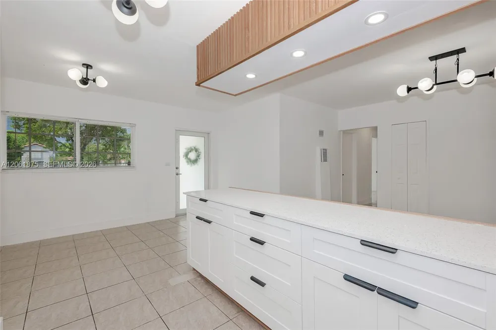 998 W 68th St Hialeah, FL 33014