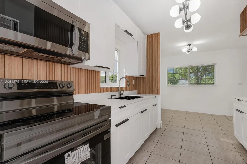 998 W 68th St Hialeah, FL 33014