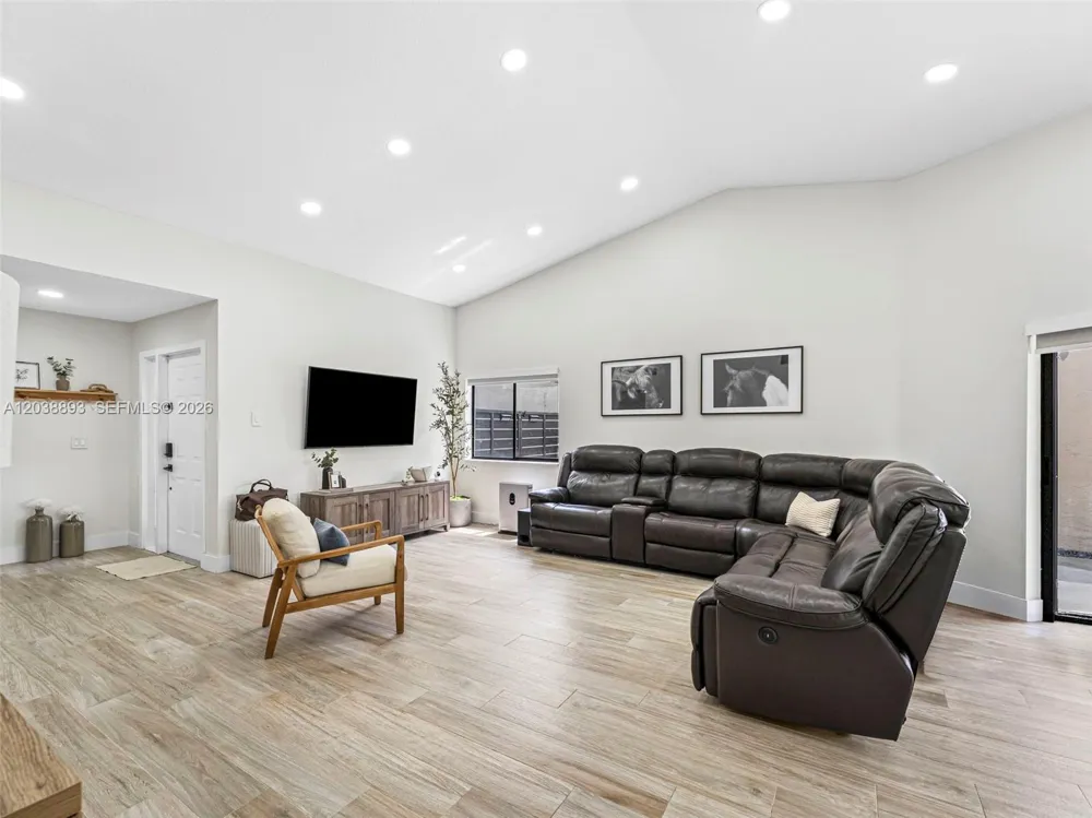 11010 SW 13th St Pembroke Pines, FL 33025