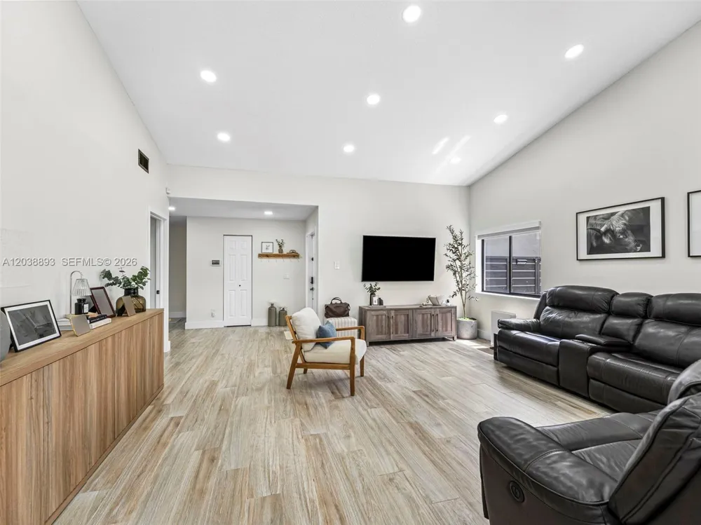 11010 SW 13th St Pembroke Pines, FL 33025