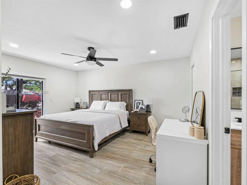 11010 SW 13th St Pembroke Pines, FL 33025