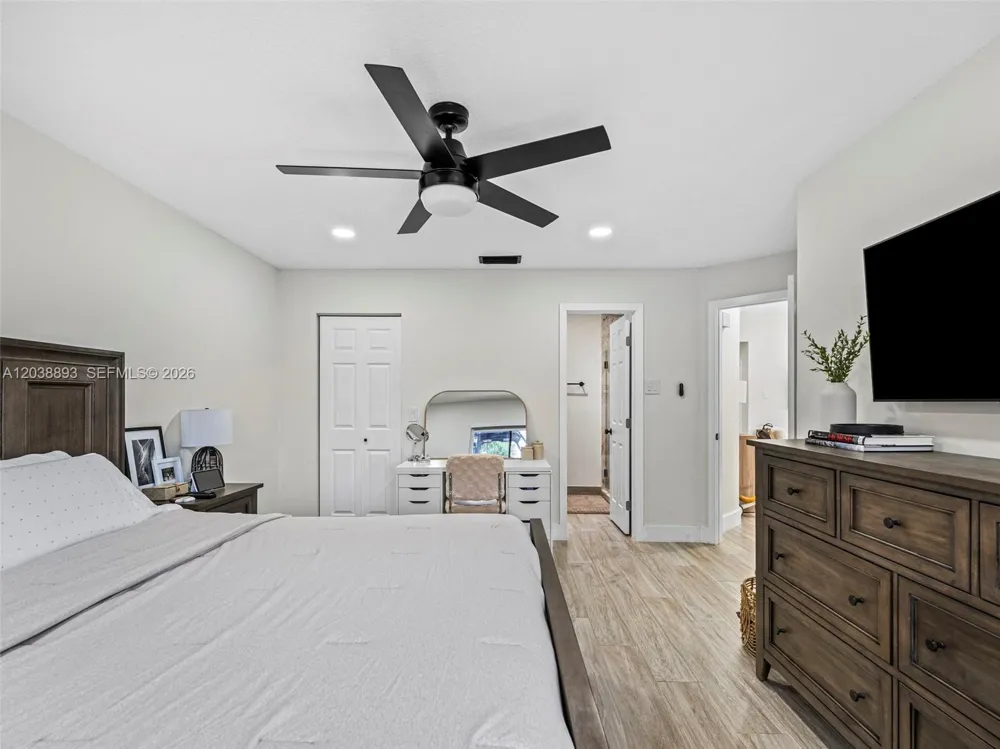 11010 SW 13th St Pembroke Pines, FL 33025