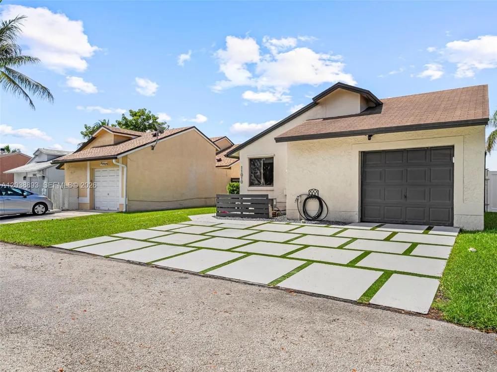 11010 SW 13th St Pembroke Pines, FL 33025
