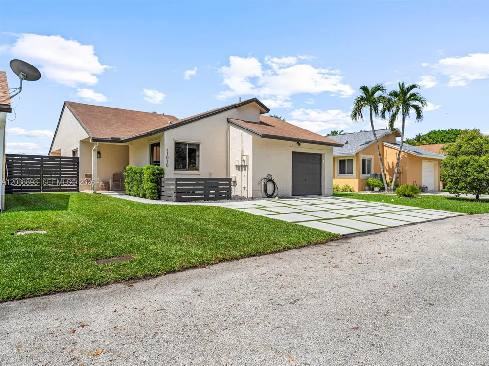 11010 SW 13th St Pembroke Pines, FL 33025