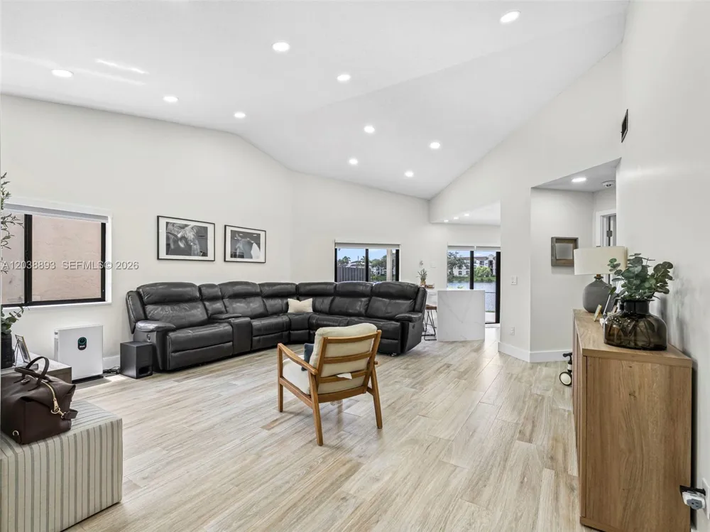 11010 SW 13th St Pembroke Pines, FL 33025