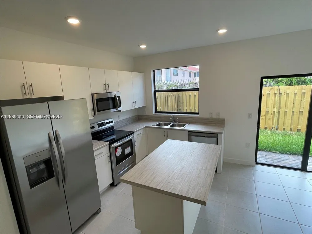883 NE 211th St #883 Miami, FL 33179