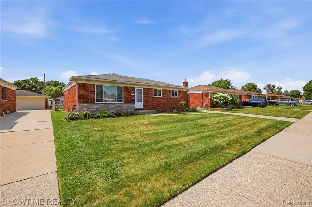 14706 Murthum Avenue Warren City, MI 48088