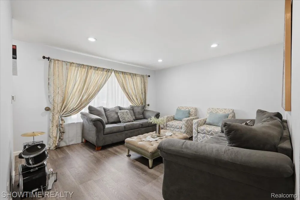 14706 Murthum Avenue Warren City, MI 48088