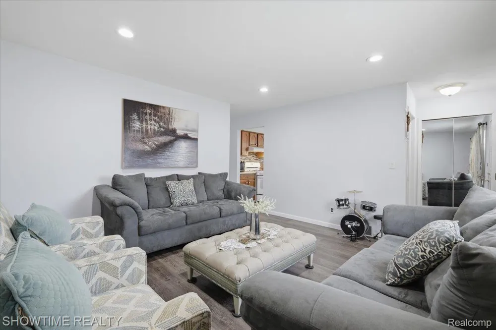 14706 Murthum Avenue Warren City, MI 48088