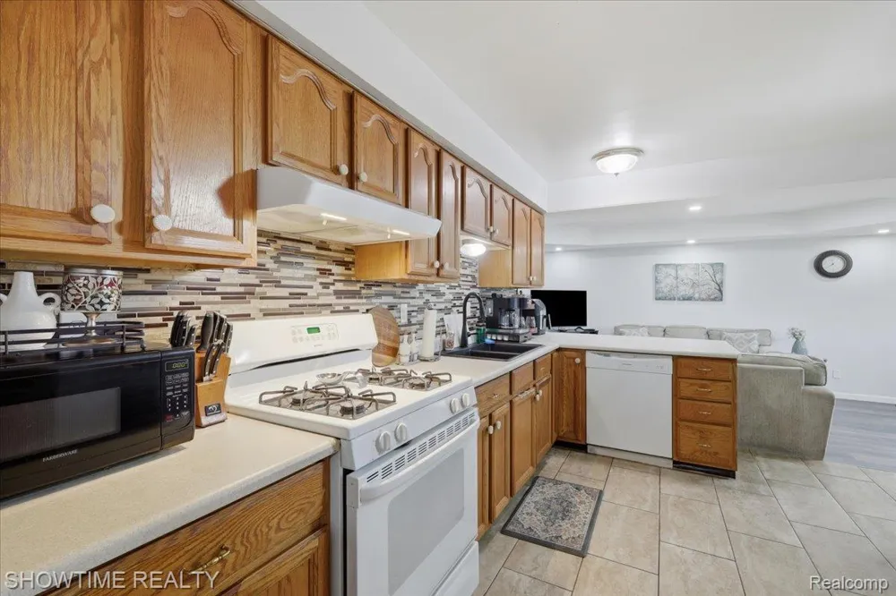 14706 Murthum Avenue Warren City, MI 48088
