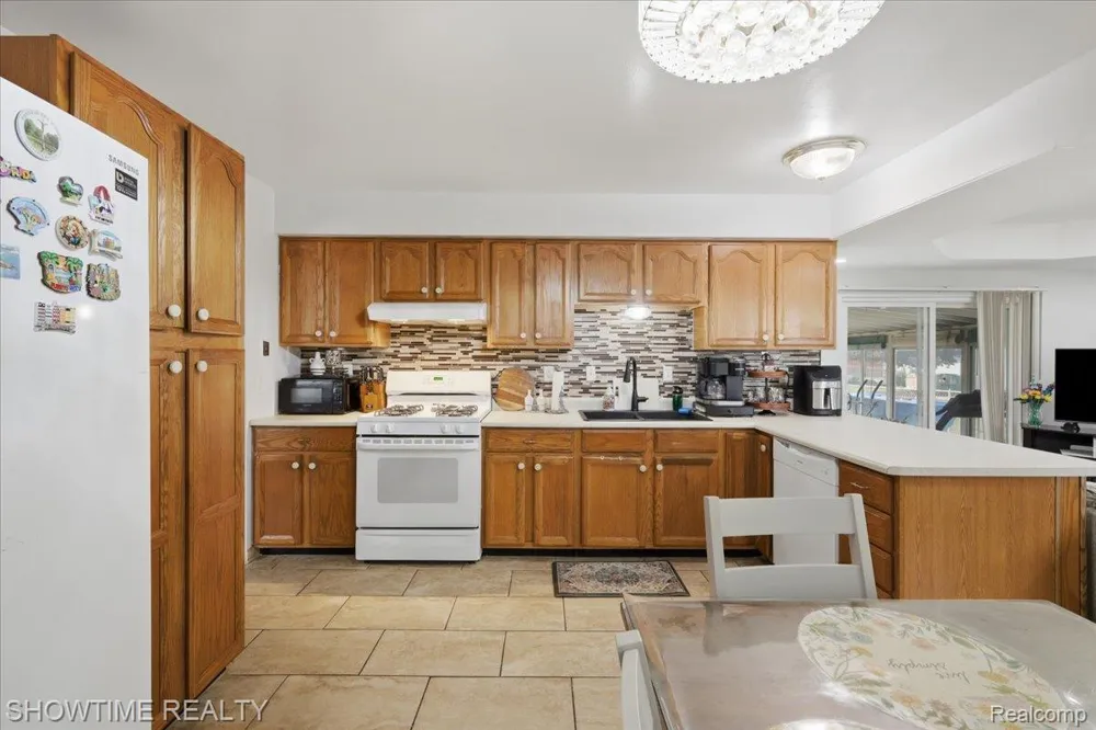 14706 Murthum Avenue Warren City, MI 48088