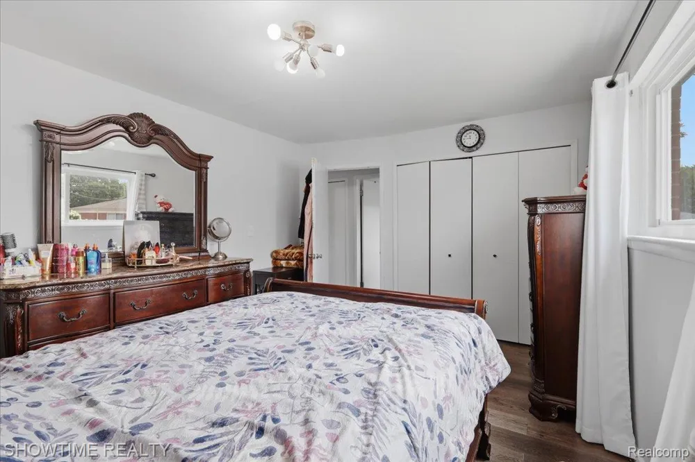 14706 Murthum Avenue Warren City, MI 48088