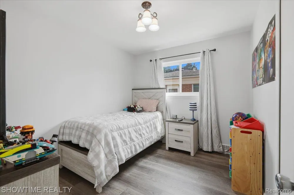 14706 Murthum Avenue Warren City, MI 48088