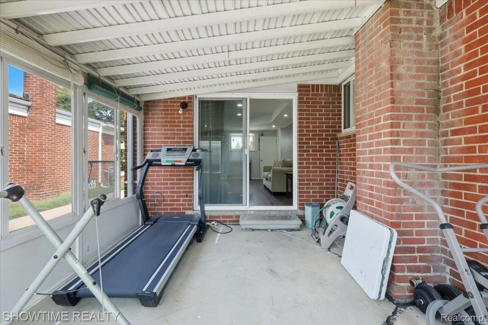 14706 Murthum Avenue Warren City, MI 48088