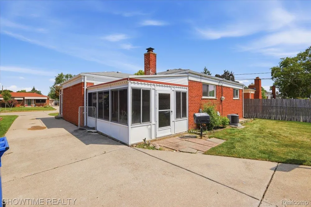 14706 Murthum Avenue Warren City, MI 48088