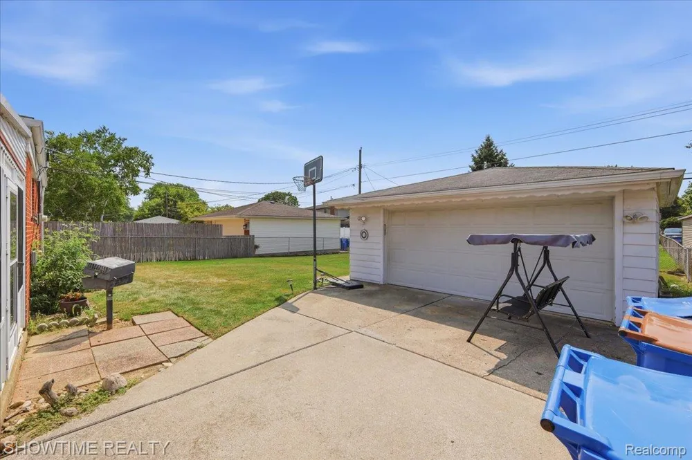 14706 Murthum Avenue Warren City, MI 48088