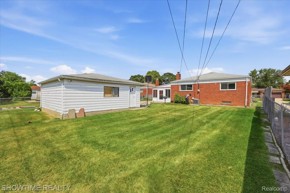 14706 Murthum Avenue Warren City, MI 48088