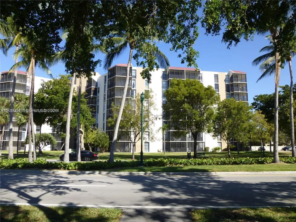3101 Country Club Dr #107 Aventura, FL 33180