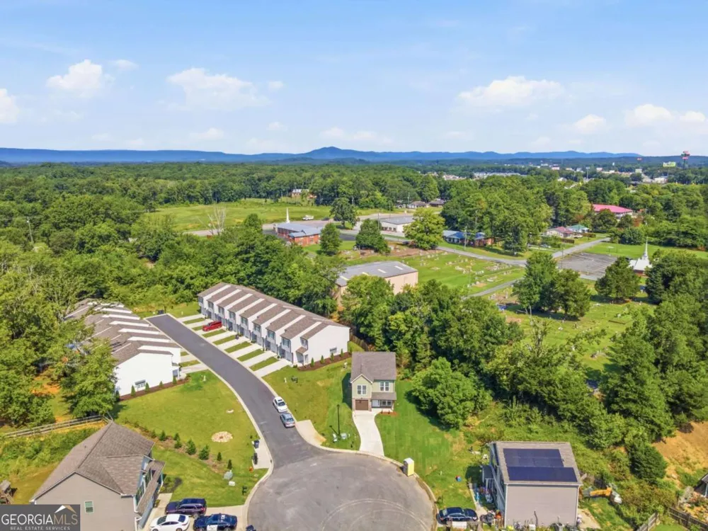 305 Legacy LN Calhoun, GA 30701