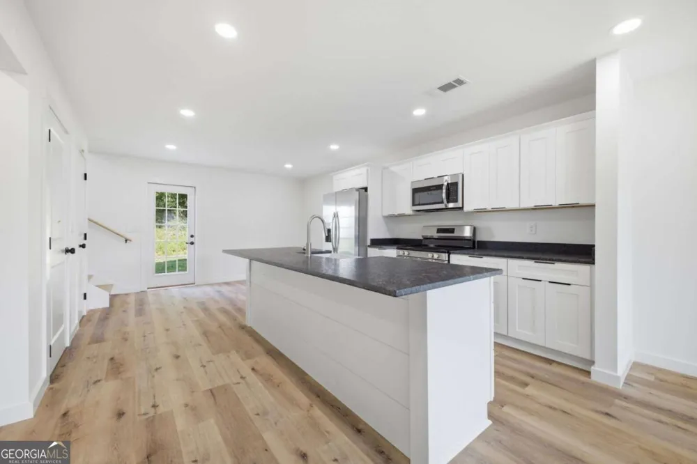 305 Legacy LN Calhoun, GA 30701