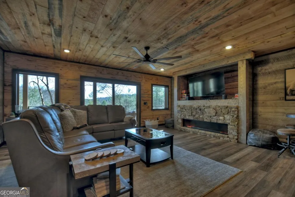188 Paul DR Blue Ridge, GA 30513