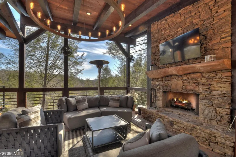 188 Paul DR Blue Ridge, GA 30513