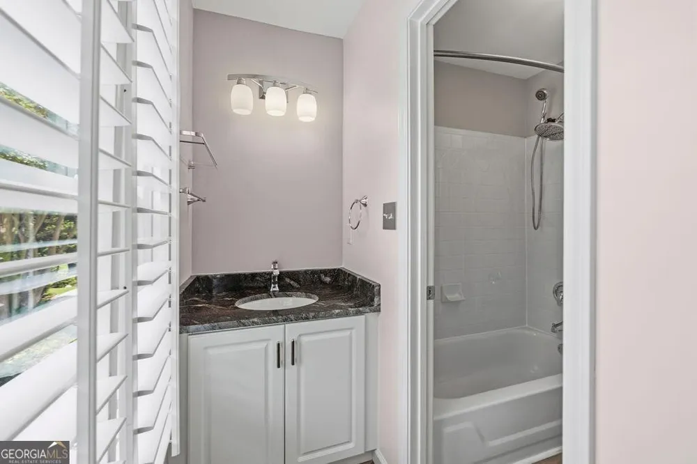 5343 Lake View CLB Dunwoody, GA 30338