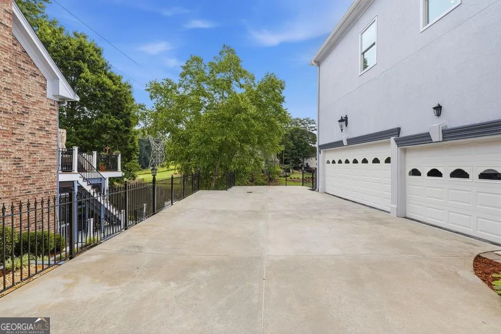 5343 Lake View CLB Dunwoody, GA 30338